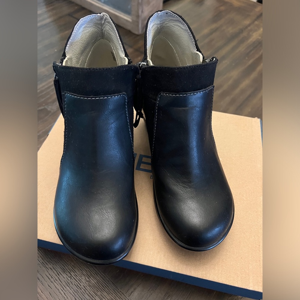 Black leather boots size 6